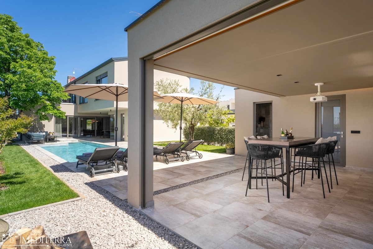 Villa circondata da un vigneto, vicino al centro di Novigrad, in Istria