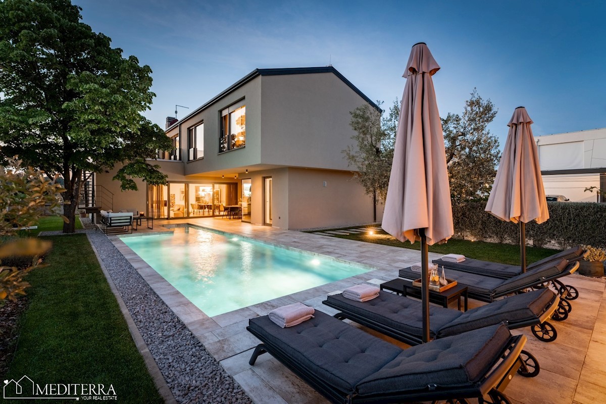 Villa circondata da un vigneto, vicino al centro di Novigrad, in Istria