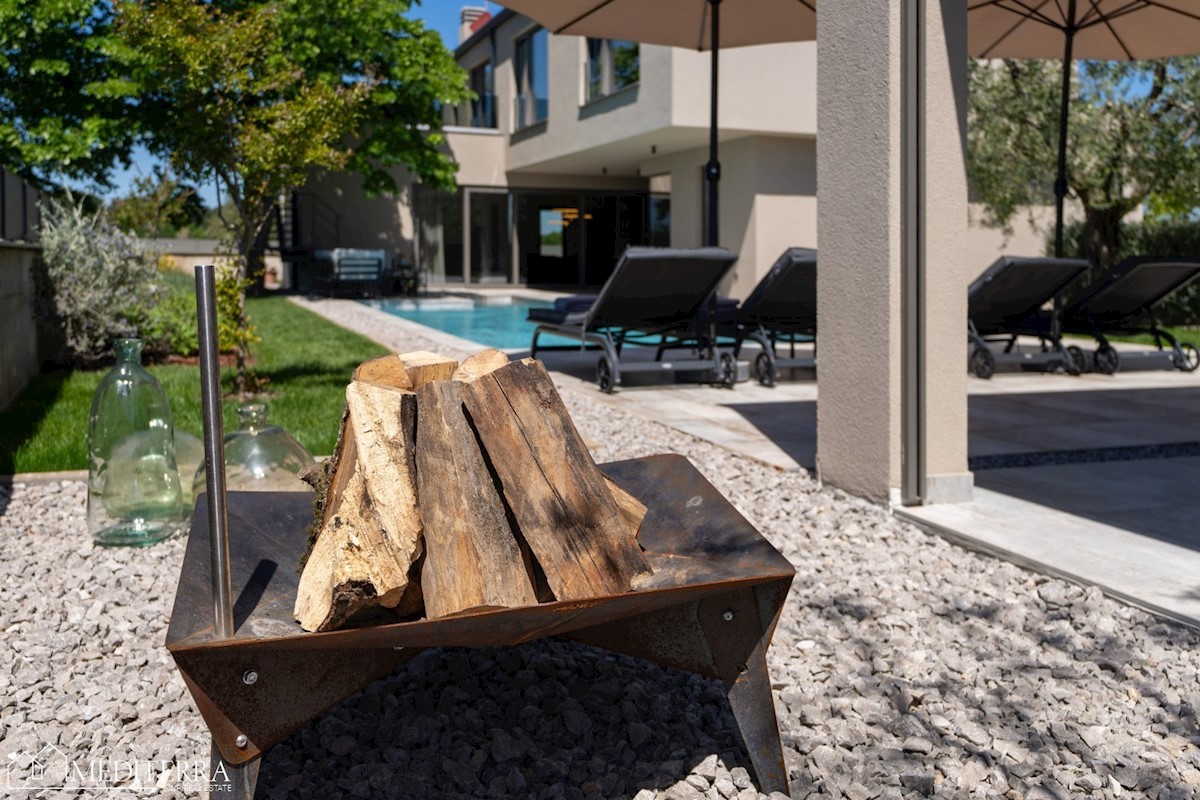 Villa circondata da un vigneto, vicino al centro di Novigrad, in Istria