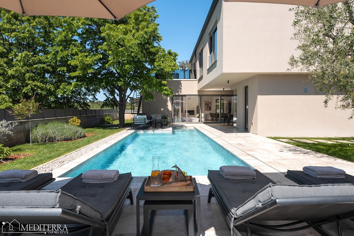 Villa circondata da un vigneto, vicino al centro di Novigrad, in Istria