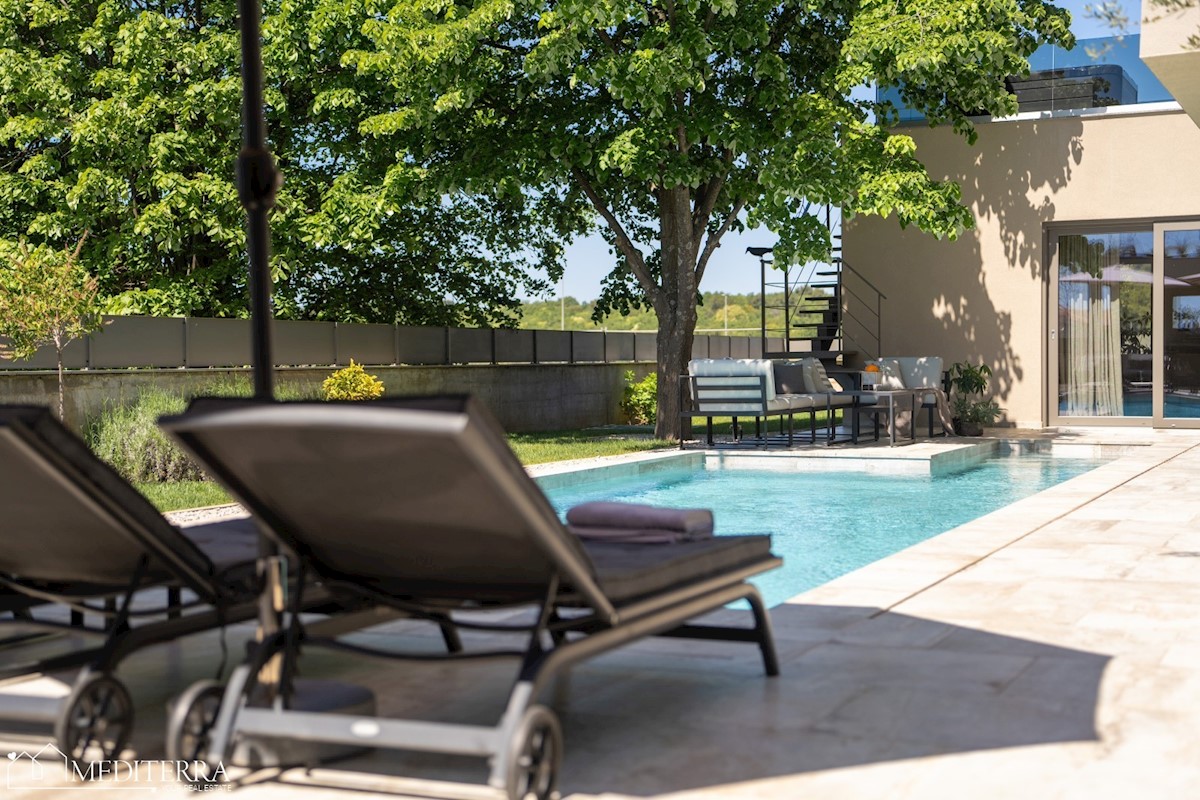 Villa circondata da un vigneto, vicino al centro di Novigrad, in Istria