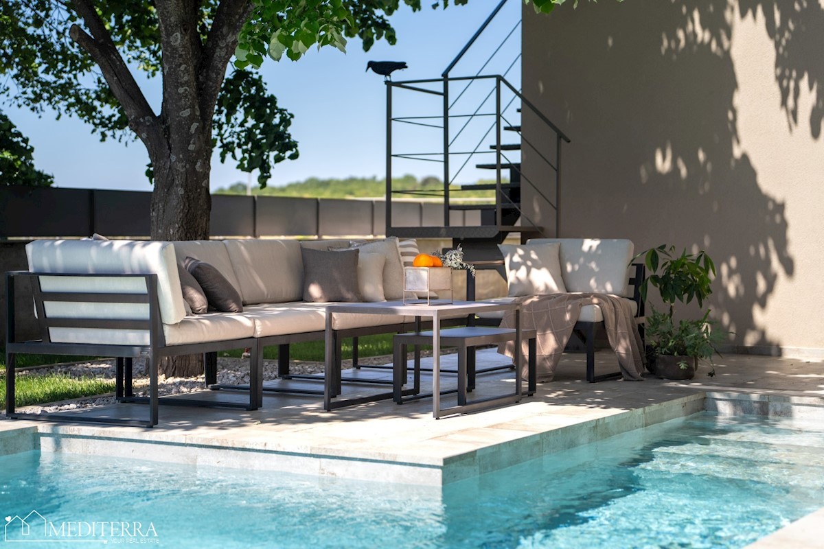 Villa circondata da un vigneto, vicino al centro di Novigrad, in Istria