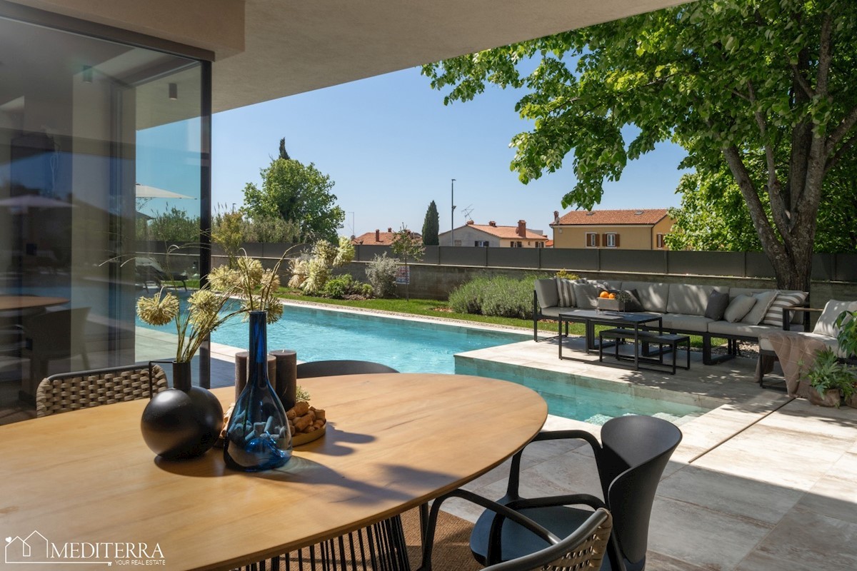 Villa circondata da un vigneto, vicino al centro di Novigrad, in Istria