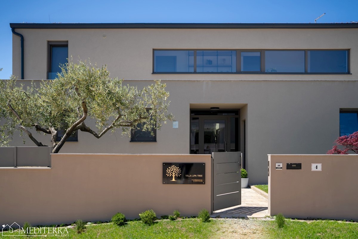 Villa circondata da un vigneto, vicino al centro di Novigrad, in Istria