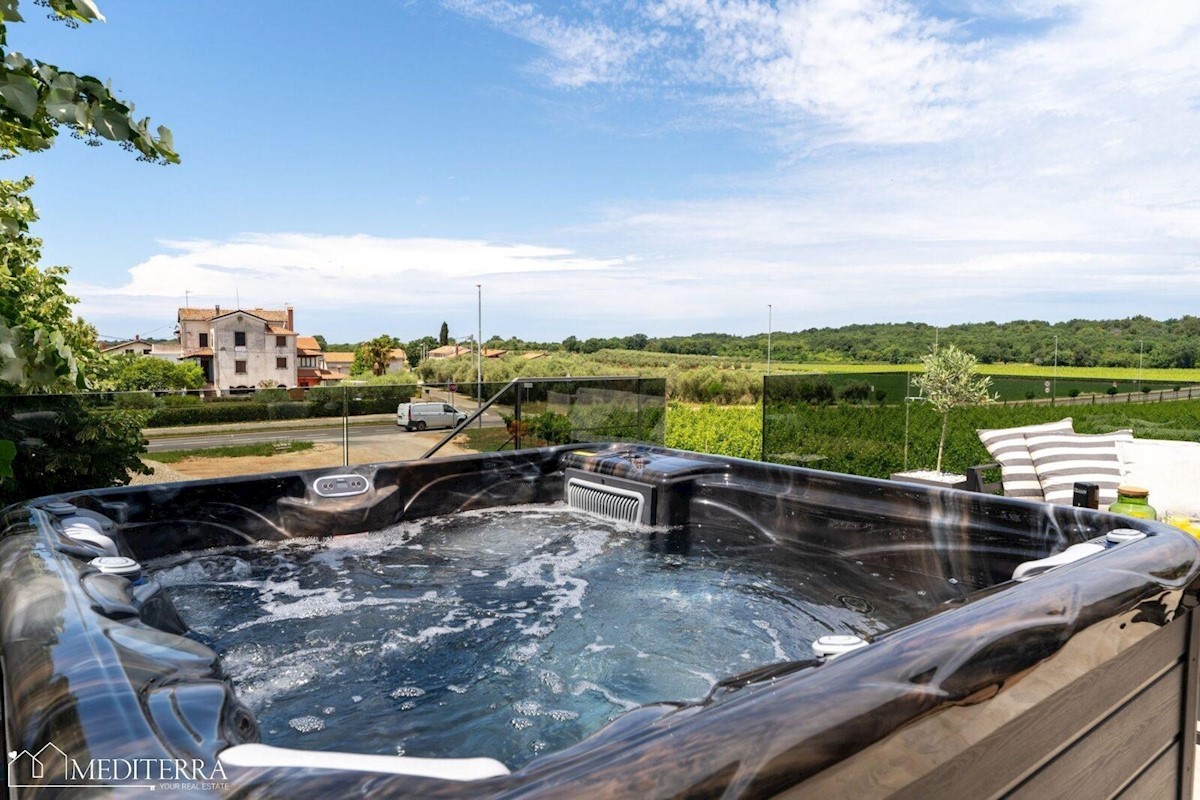 Villa circondata da un vigneto, vicino al centro di Novigrad, in Istria