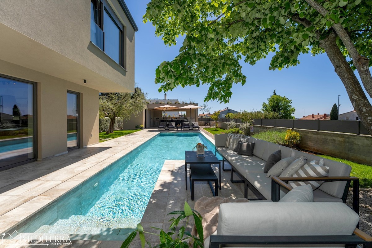 Villa circondata da un vigneto, vicino al centro di Novigrad, in Istria