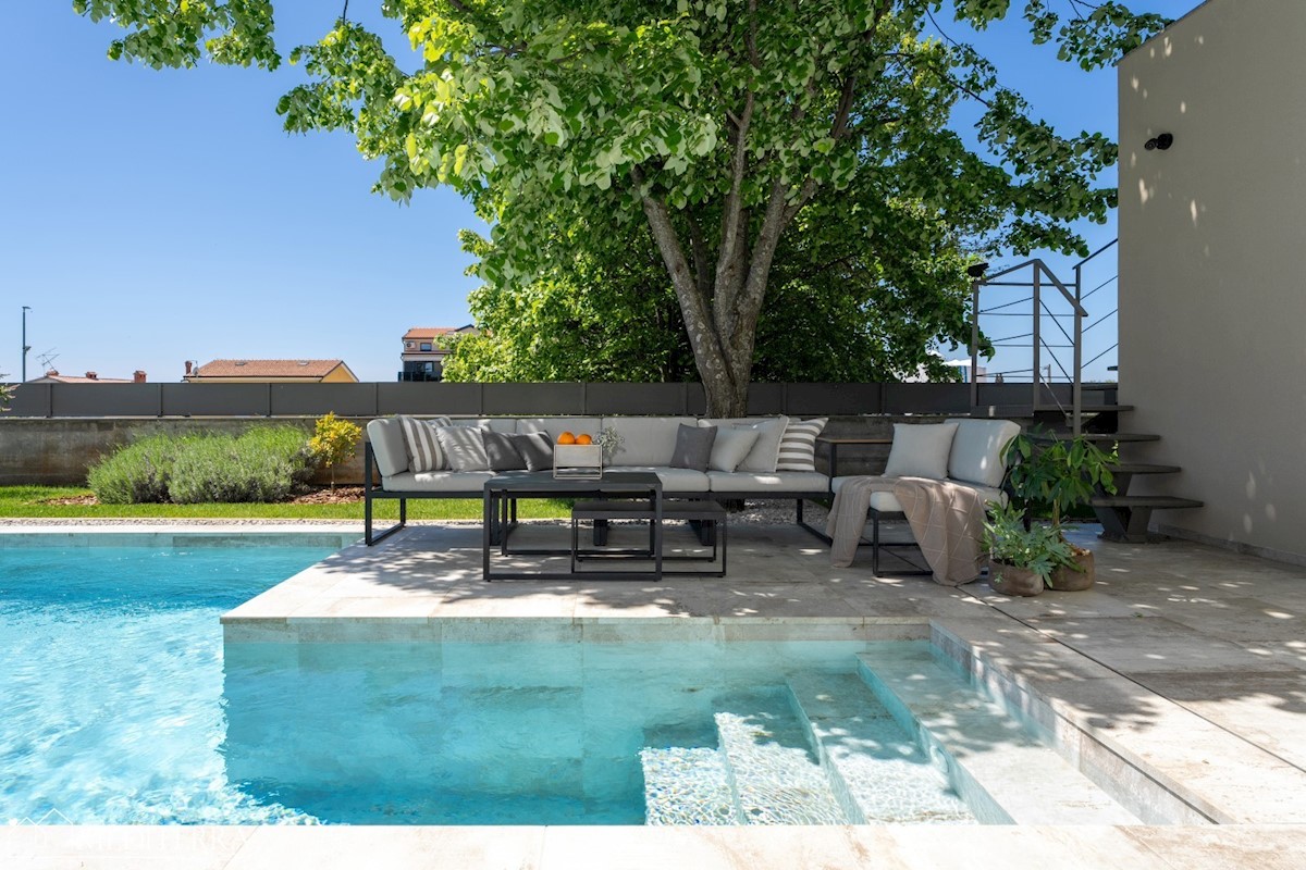 Villa circondata da un vigneto, vicino al centro di Novigrad, in Istria