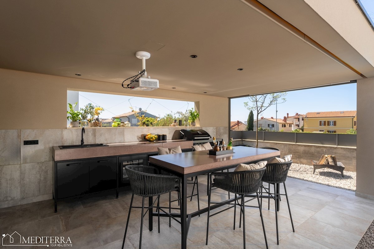 Villa circondata da un vigneto, vicino al centro di Novigrad, in Istria