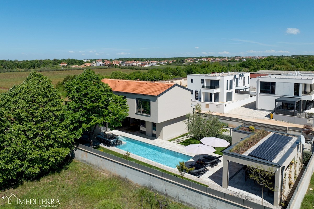 Villa circondata da un vigneto, vicino al centro di Novigrad, in Istria