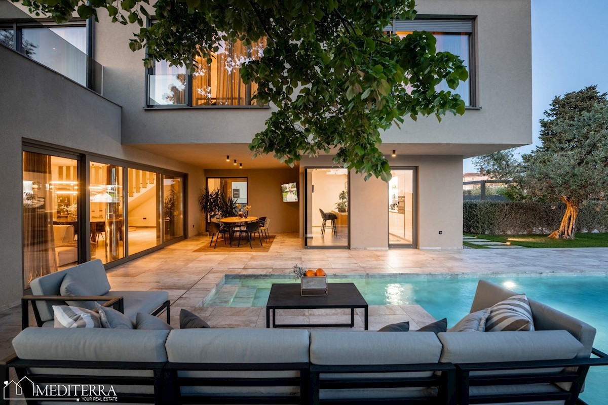 Villa circondata da un vigneto, vicino al centro di Novigrad, in Istria