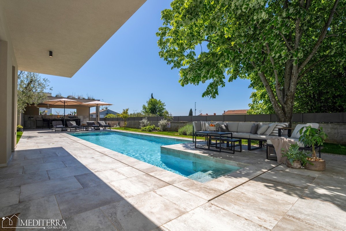 Villa circondata da un vigneto, vicino al centro di Novigrad, in Istria