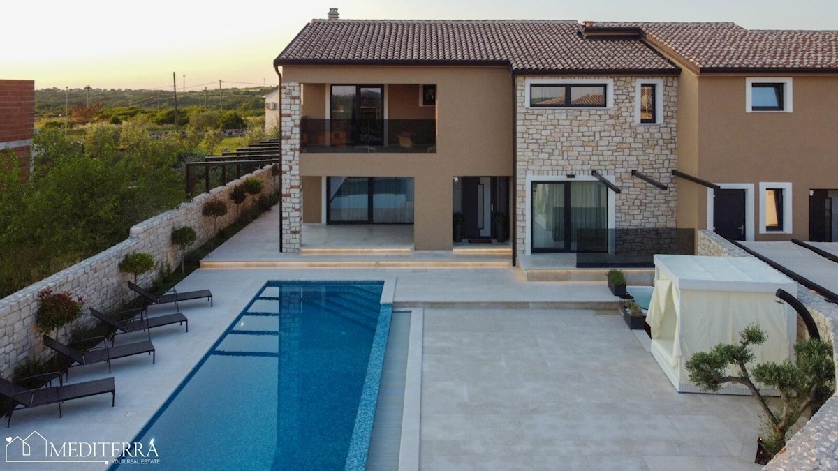 Duplex arredato con piscina a sfioro, a 7 km da Novigrad, Istria