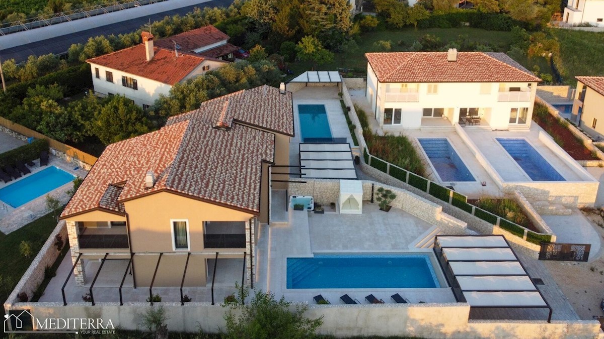 Villa duplex con piscina a sfioro, a 7 km da Novigrad, Istria