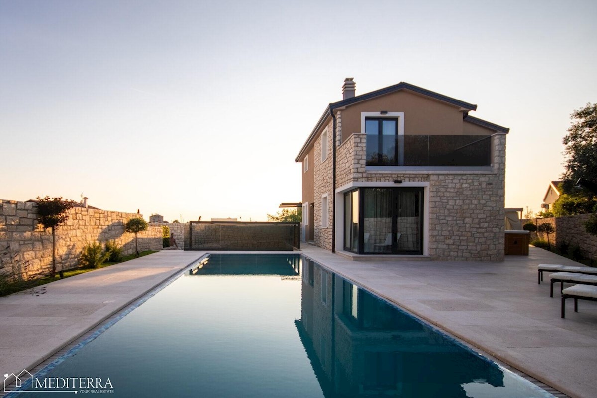 Villa duplex con piscina a sfioro, a 7 km da Novigrad, Istria