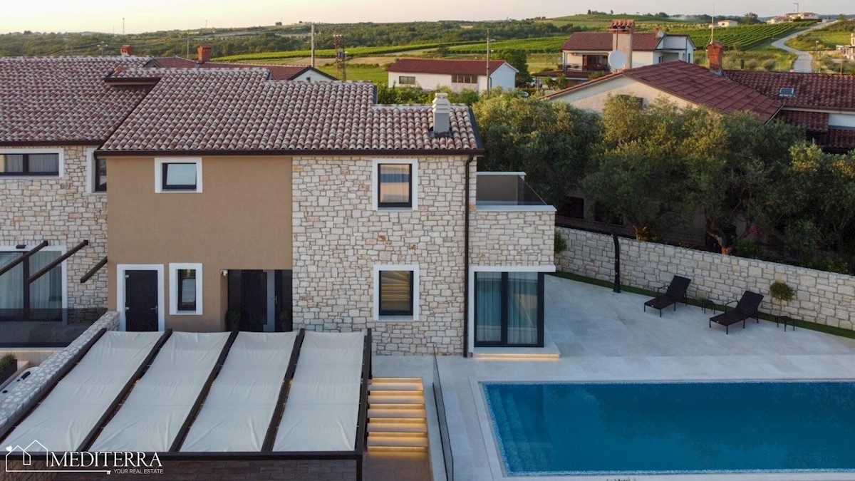 Villa duplex con piscina a sfioro, a 7 km da Novigrad, Istria