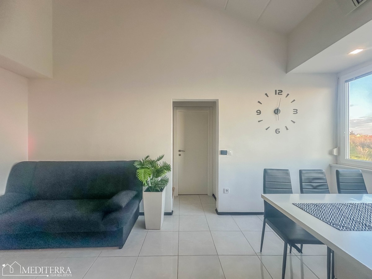 Appartamento ristrutturato con vista mare e due camere da letto, Cittanova, Istria