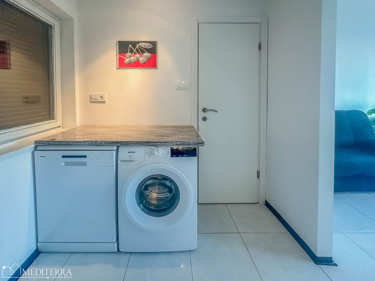 Appartamento ristrutturato con vista mare e due camere da letto, Cittanova, Istria