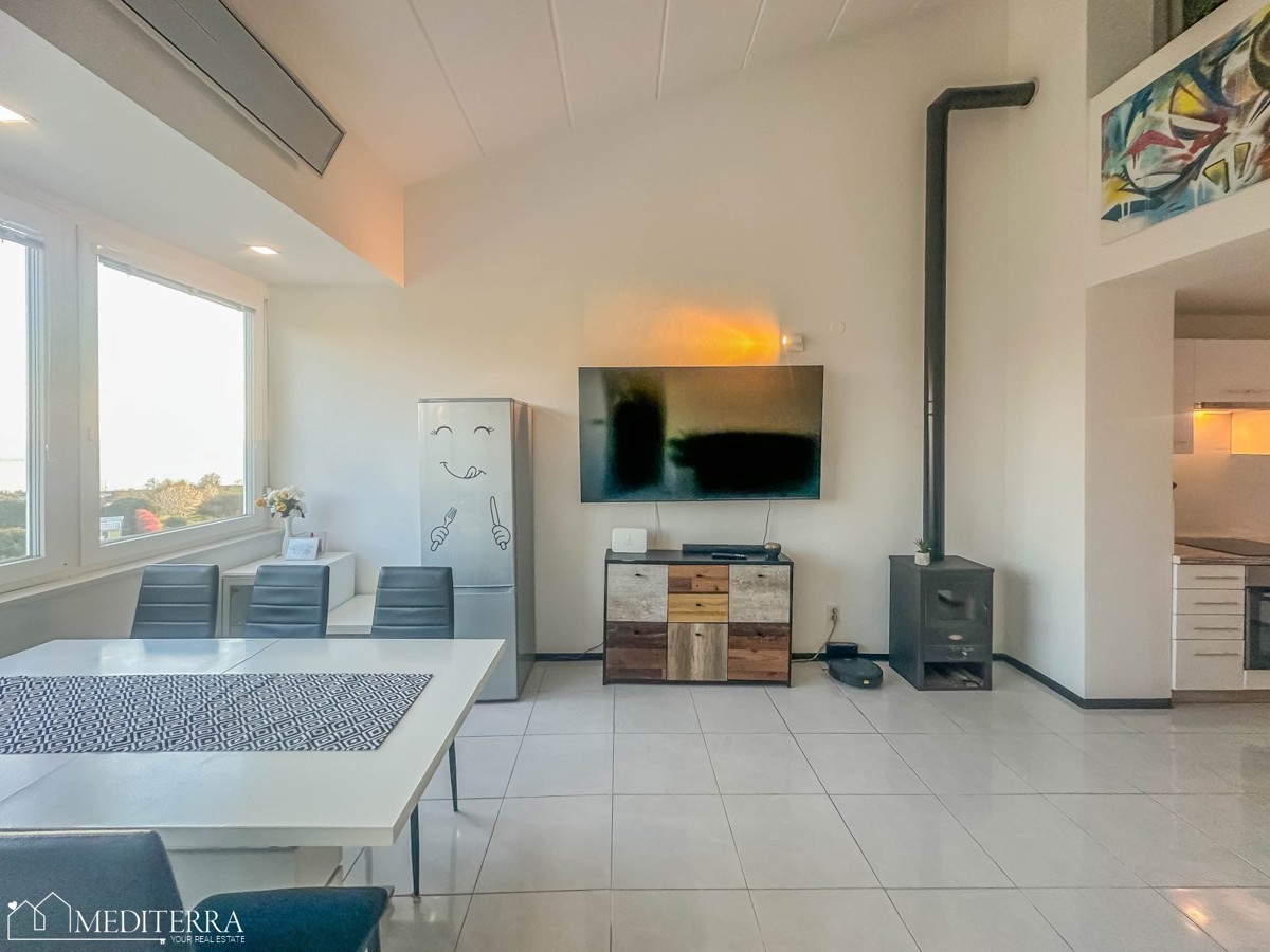 Appartamento ristrutturato con vista mare e due camere da letto, Cittanova, Istria