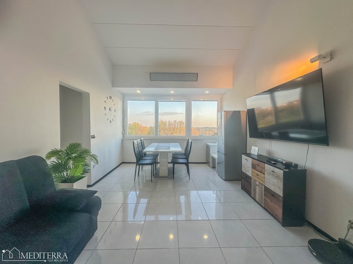 Appartamento ristrutturato con vista mare e due camere da letto, Cittanova, Istria