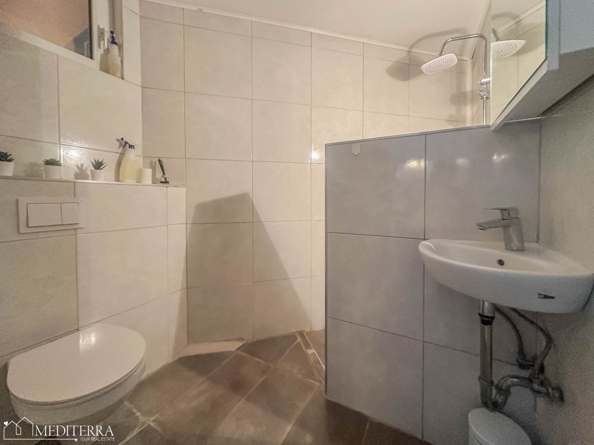 Appartamento ristrutturato con vista mare e due camere da letto, Cittanova, Istria