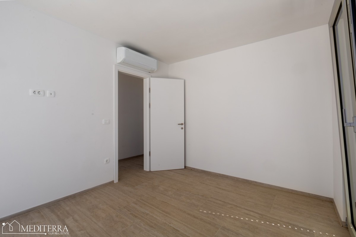 Appartamento di 108 m2 con ampio giardino vicino al mare, Cittanova, Istria