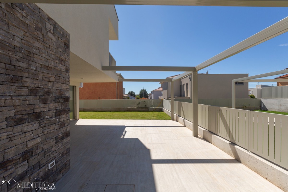 Appartamento di 108 m2 con ampio giardino vicino al mare, Cittanova, Istria