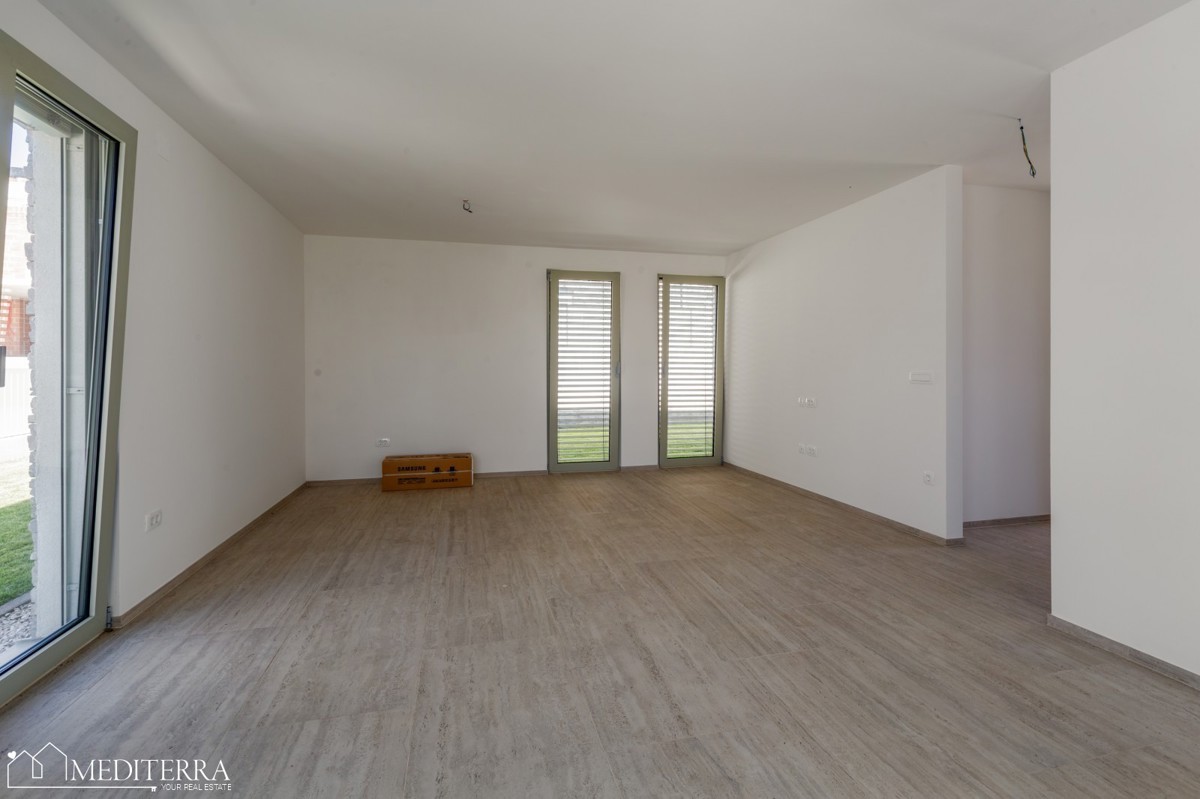 Appartamento di 108 m2 con ampio giardino vicino al mare, Cittanova, Istria
