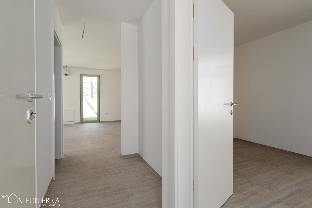 Appartamento di 108 m2 con ampio giardino vicino al mare, Cittanova, Istria