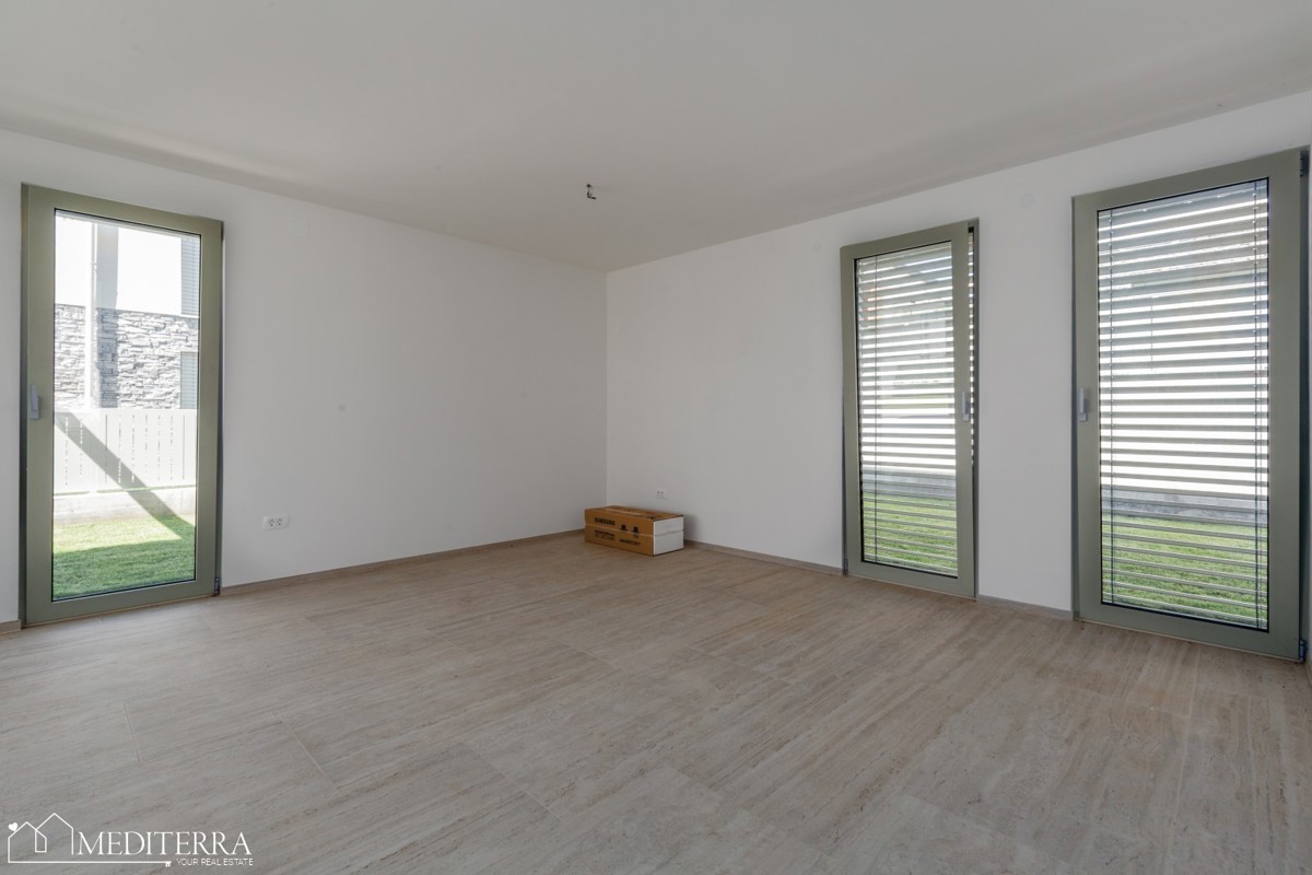 Appartamento di 108 m2 con ampio giardino vicino al mare, Cittanova, Istria