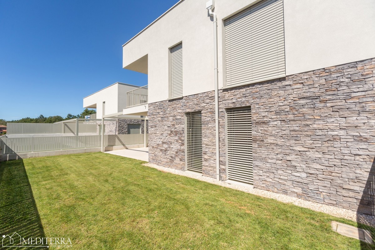 Appartamento di 108 m2 con ampio giardino vicino al mare, Cittanova, Istria