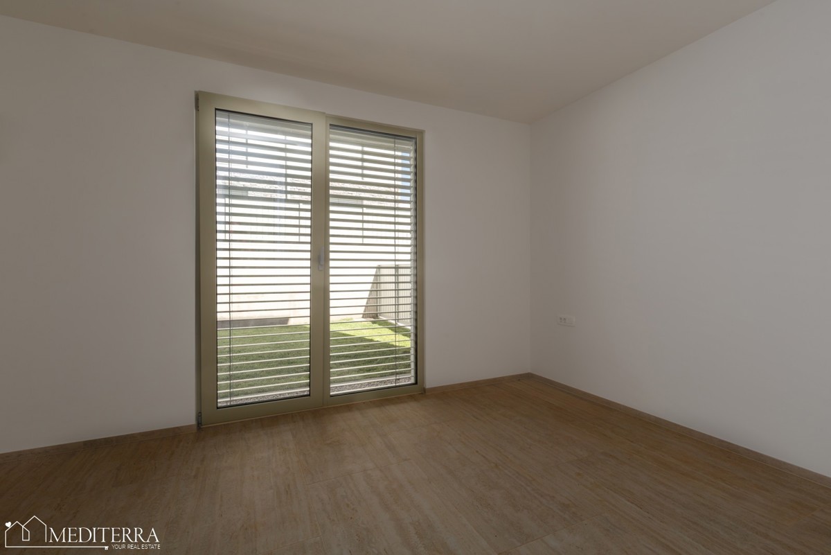 Appartamento di 108 m2 con ampio giardino vicino al mare, Cittanova, Istria