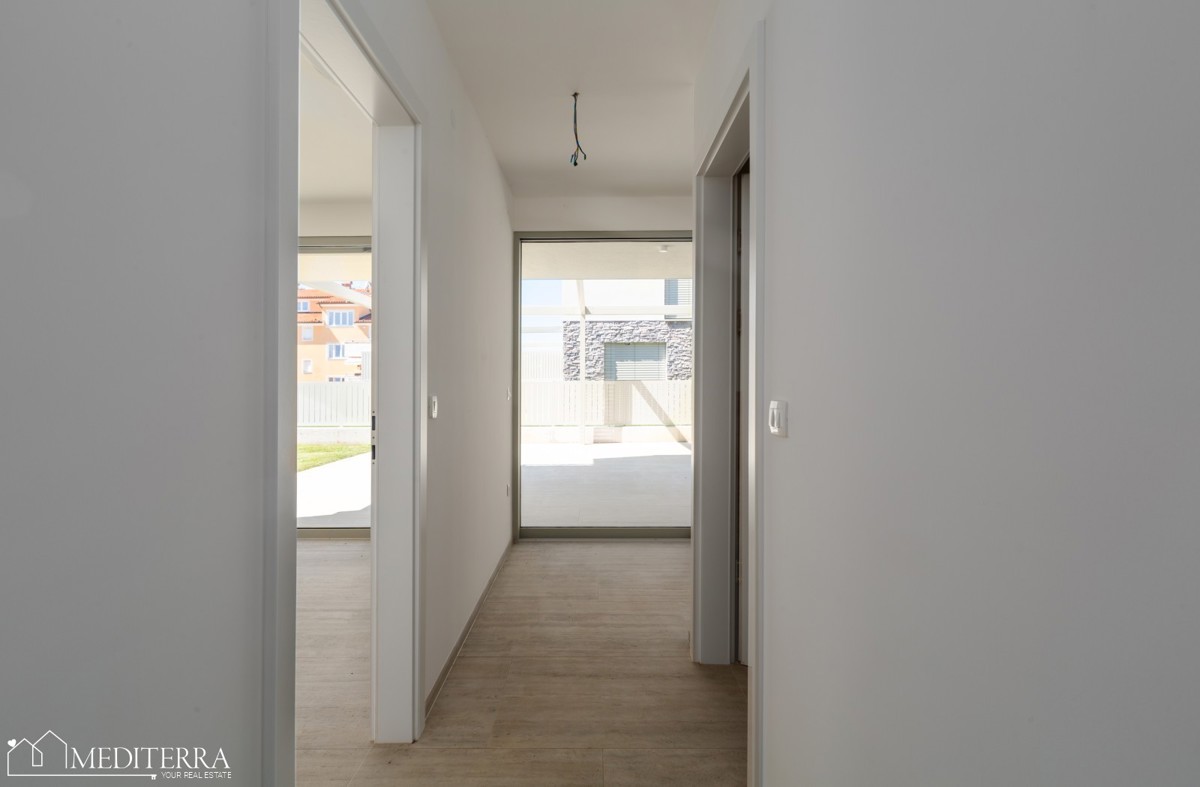 Appartamento di 108 m2 con ampio giardino vicino al mare, Cittanova, Istria