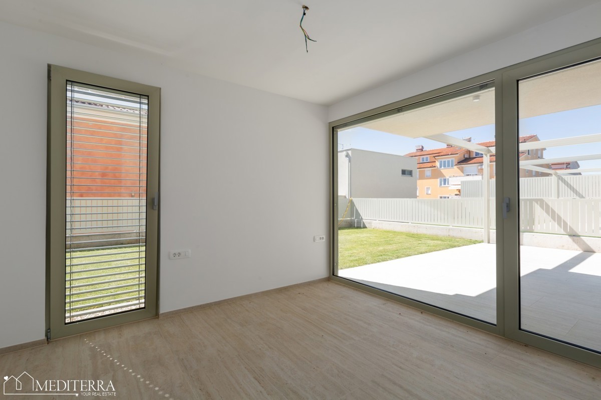 Appartamento di 108 m2 con ampio giardino vicino al mare, Cittanova, Istria