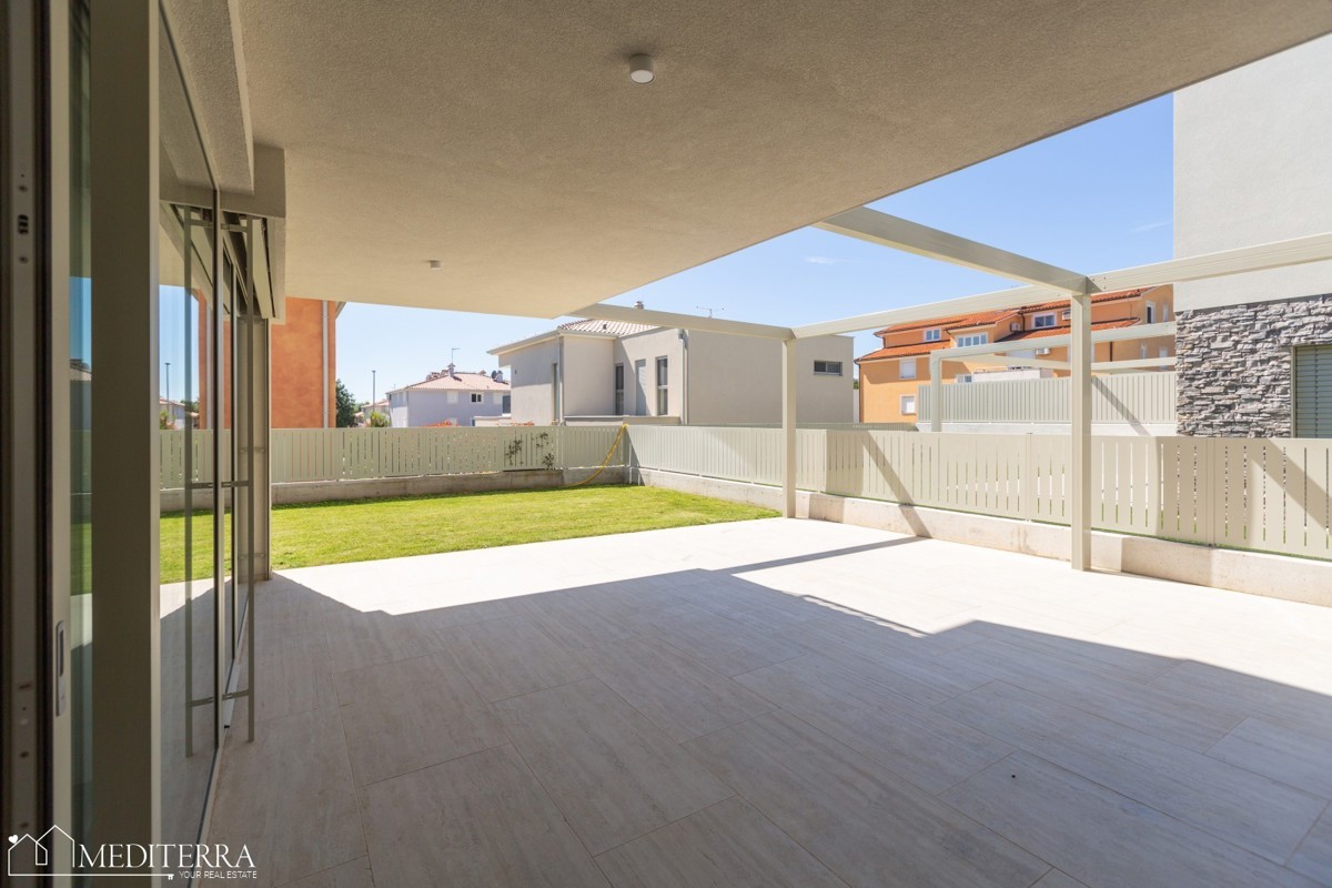 Appartamento di 108 m2 con ampio giardino vicino al mare, Cittanova, Istria