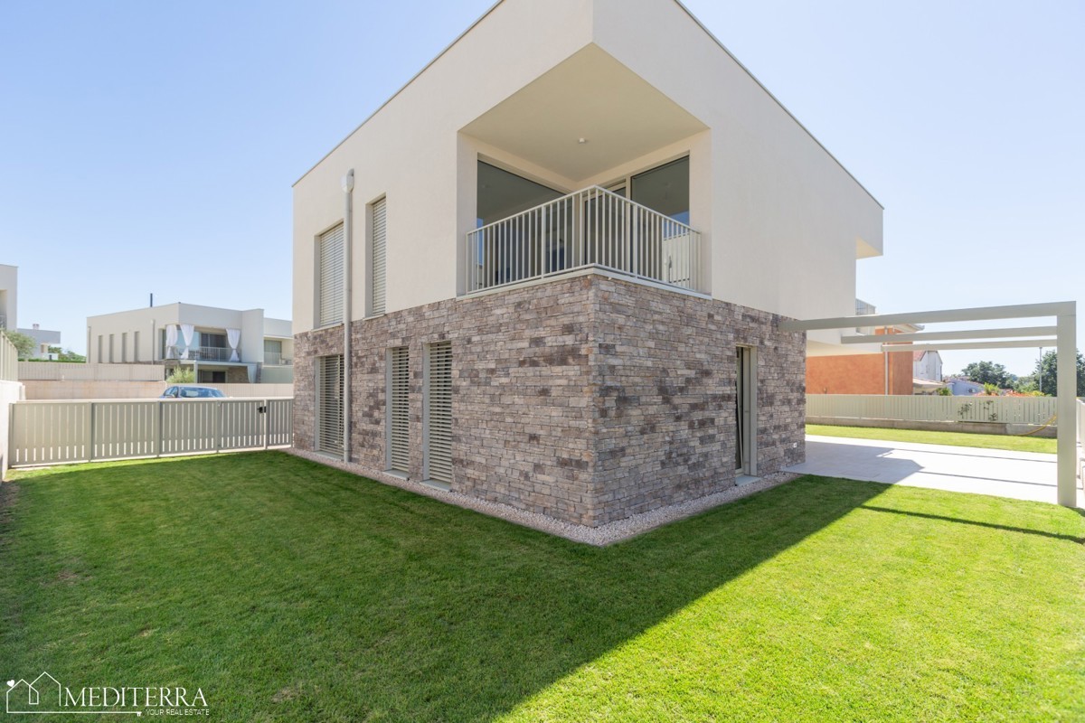 Appartamento di 108 m2 con ampio giardino vicino al mare, Cittanova, Istria