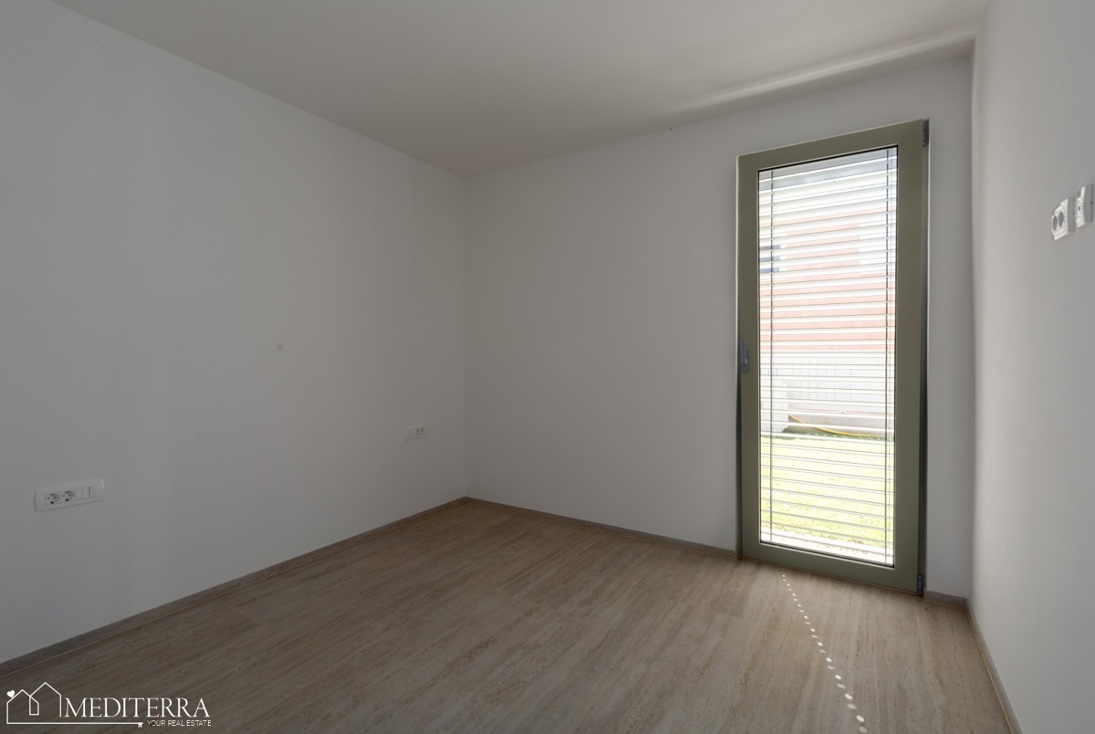 Appartamento di 108 m2 con ampio giardino vicino al mare, Cittanova, Istria