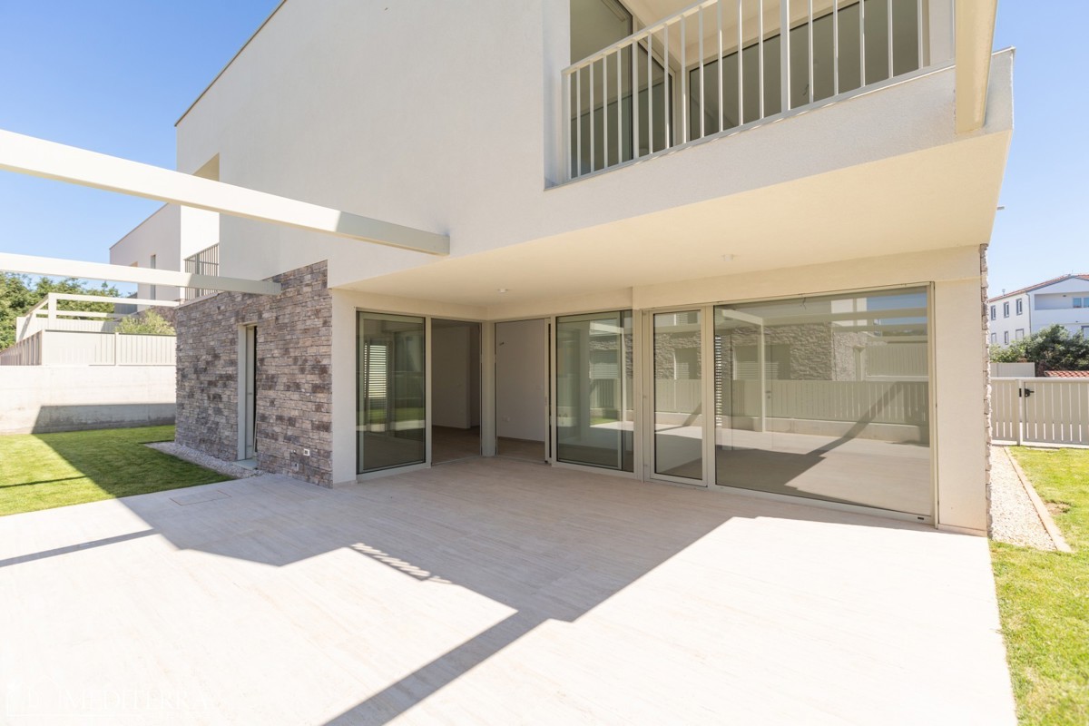 Appartamento di 108 m2 con ampio giardino vicino al mare, Cittanova, Istria