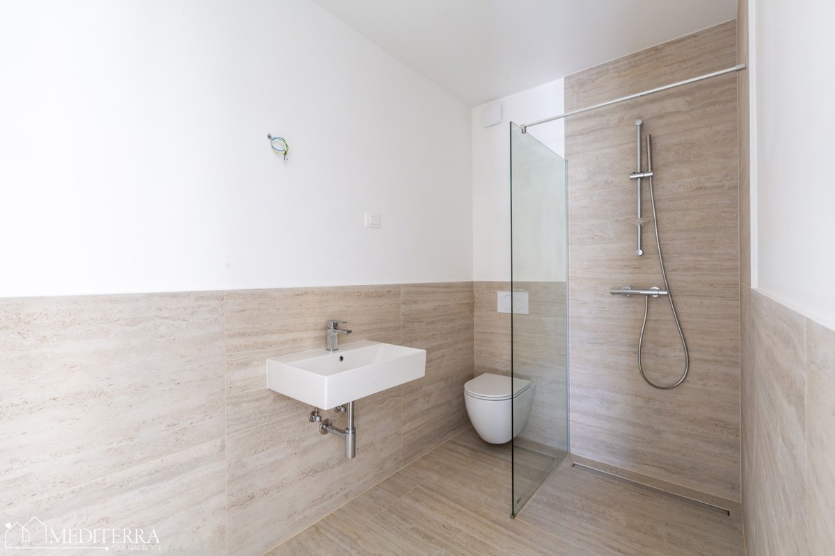 Appartamento di 108 m2 con ampio giardino vicino al mare, Cittanova, Istria