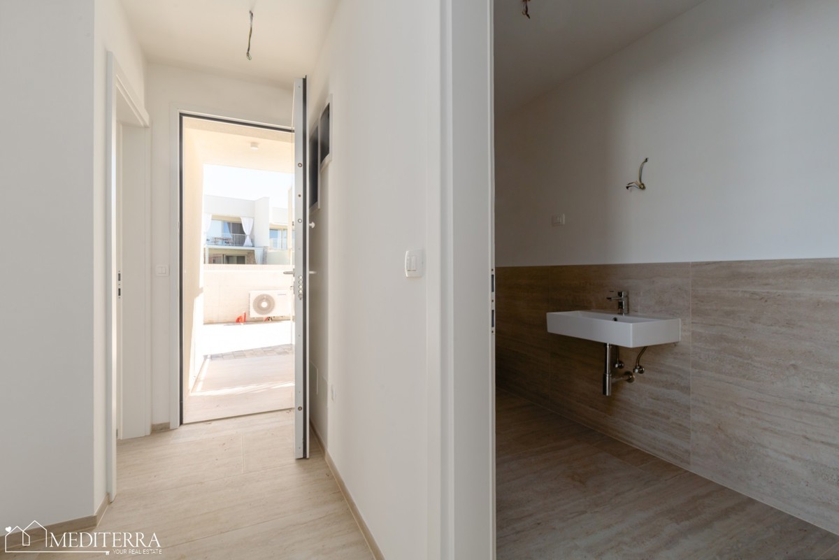Appartamento di 108 m2 con ampio giardino vicino al mare, Cittanova, Istria