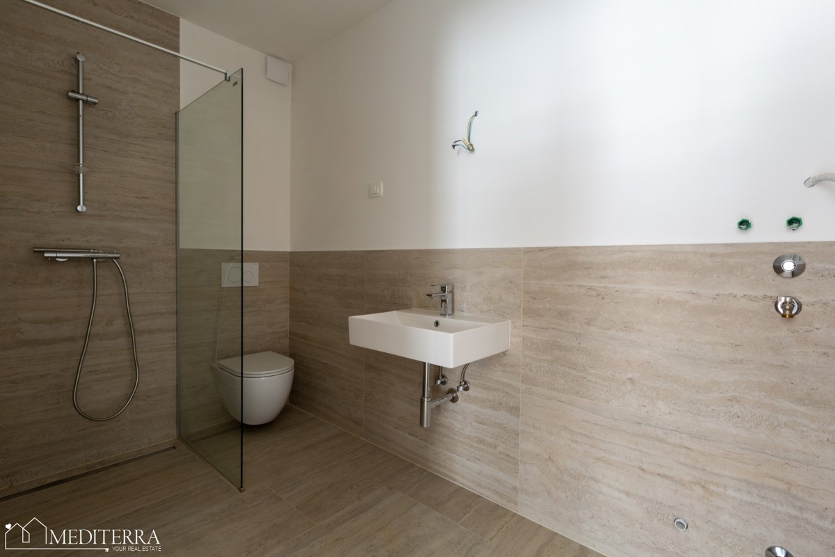 Appartamento di 108 m2 con ampio giardino vicino al mare, Cittanova, Istria