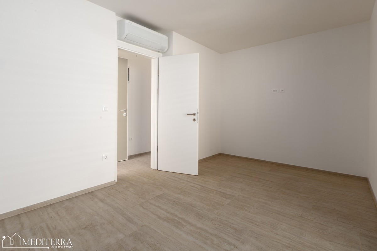 Appartamento di 108 m2 con ampio giardino vicino al mare, Cittanova, Istria