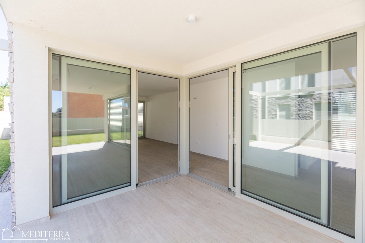 Appartamento di 108 m2 con ampio giardino vicino al mare, Cittanova, Istria