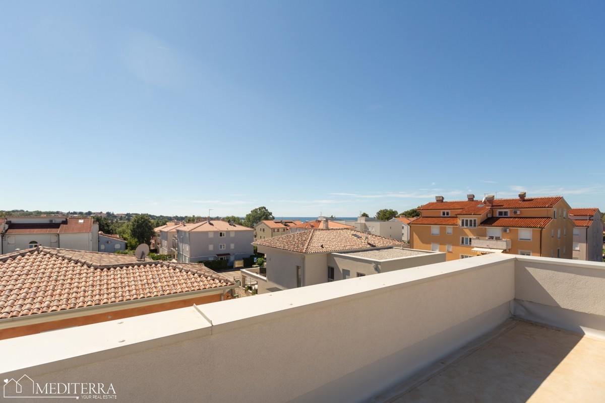 Appartamento al primo piano con terrazza sul tetto, Cittanova, Istria