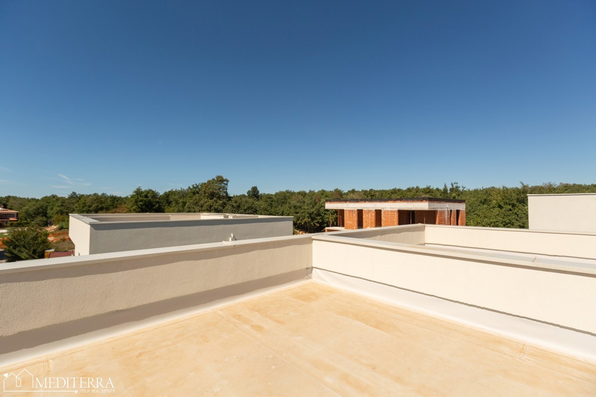 Appartamento al primo piano con terrazza sul tetto, Cittanova, Istria