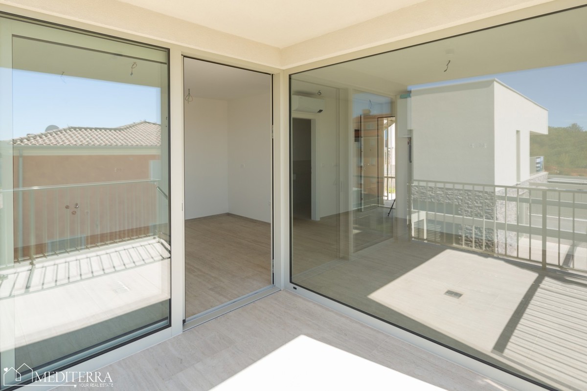 Appartamento al primo piano con terrazza sul tetto, Cittanova, Istria