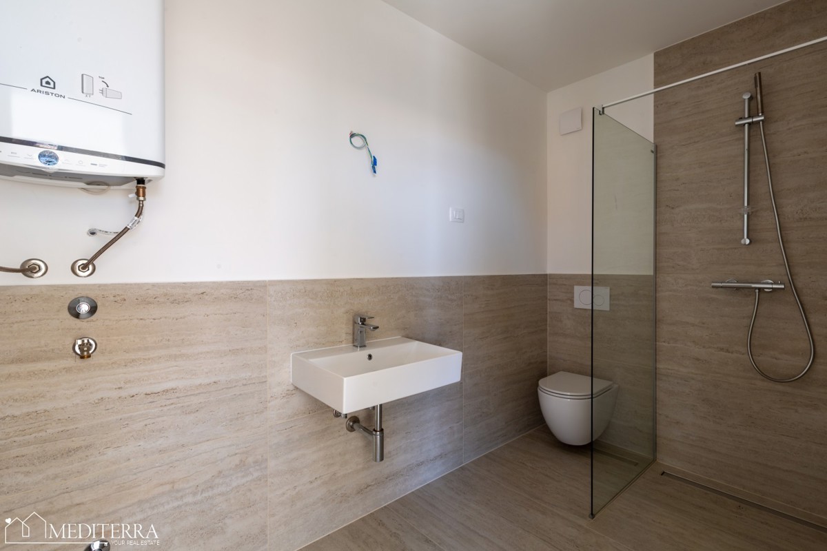 Appartamento al primo piano con terrazza sul tetto, Cittanova, Istria