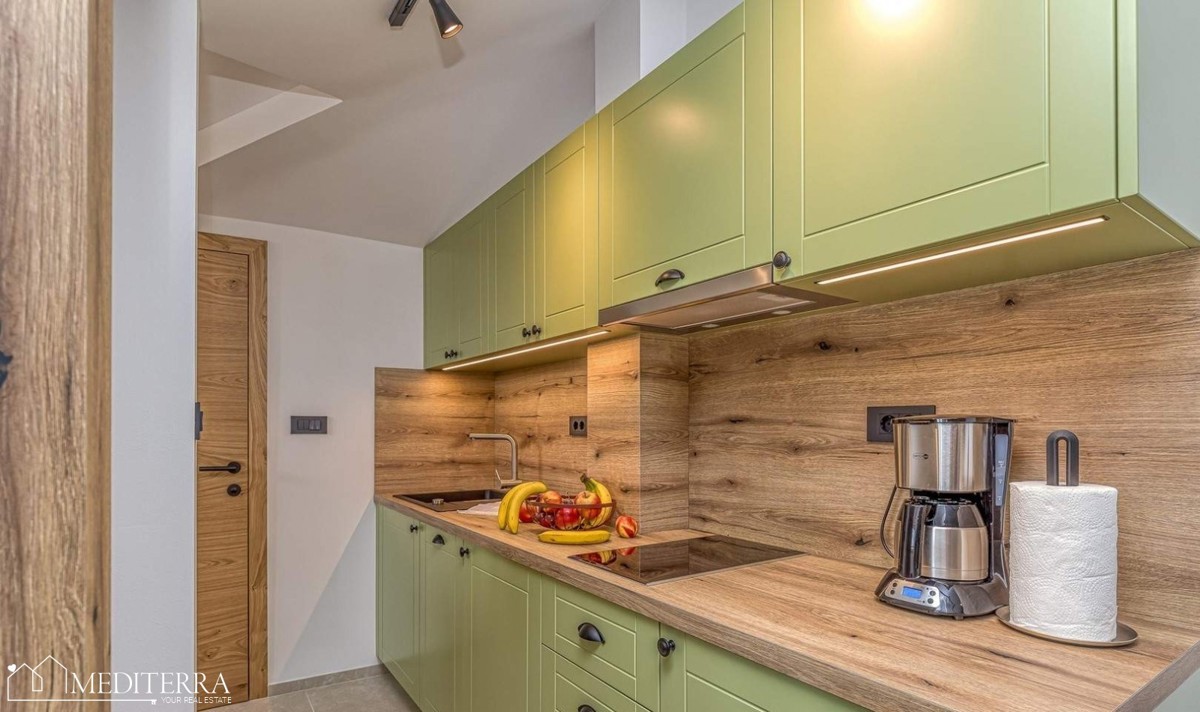 Casa con 3 appartamenti in ottima posizione, Orsera, Istria