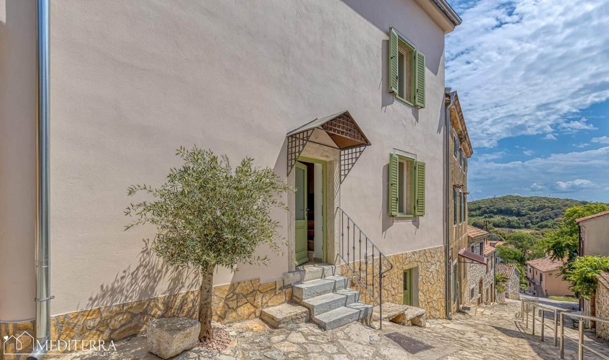 Casa con 3 appartamenti in ottima posizione, Orsera, Istria