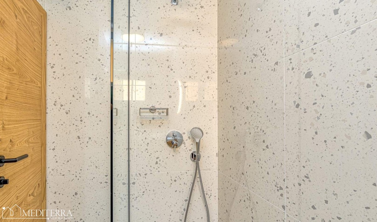 Casa con 3 appartamenti in ottima posizione, Orsera, Istria