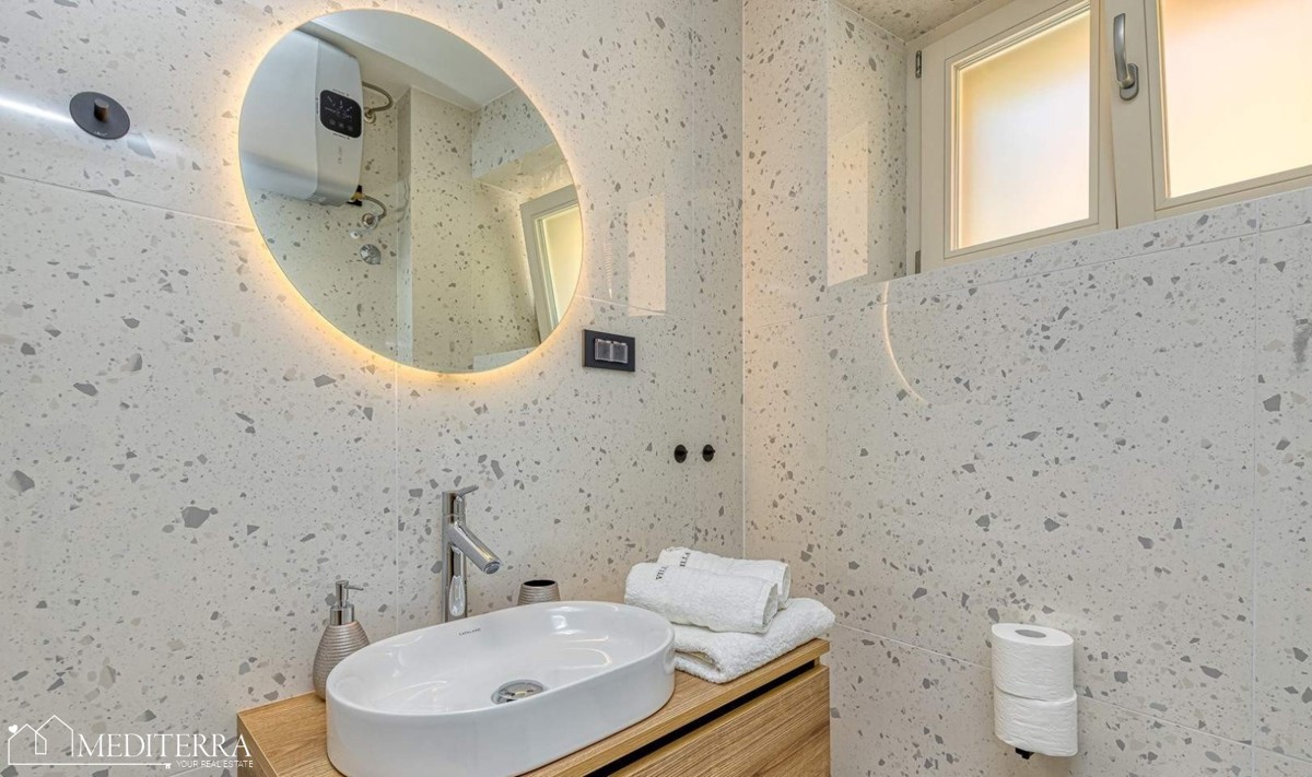 Casa con 3 appartamenti in ottima posizione, Orsera, Istria